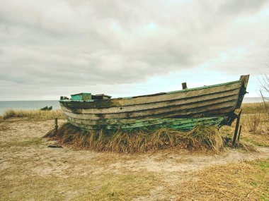 Küçük harap gemi, ahşap tekne denize, demirli moody sabah