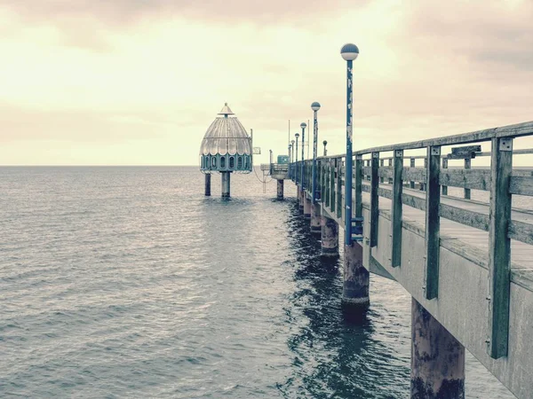 Ponte Marítima Com Cais Locais Salto Verão Ponte Madeira Velha — Fotografia de Stock