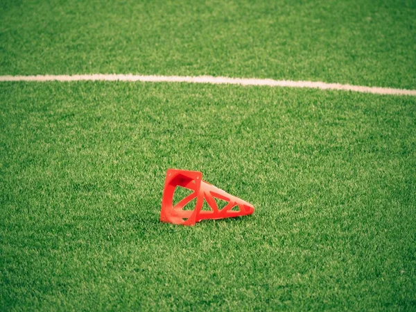 Leuchtend Roter Plastikkegel Sporthintergrund Mit Markierungen Auf Einem Kunstrasen Auf — Stockfoto