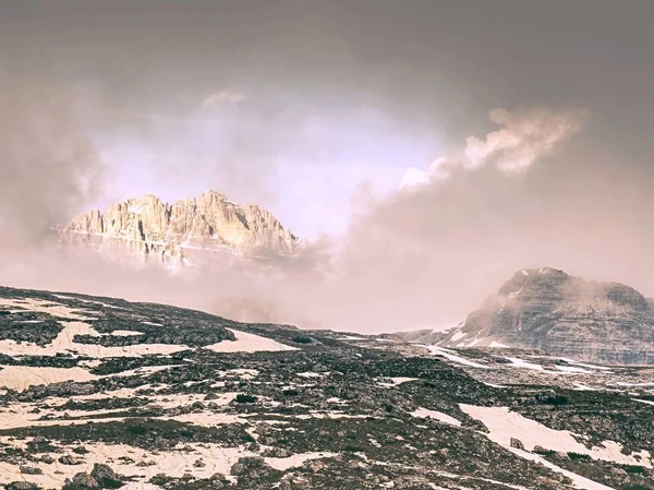 野山平静的场面 生活方式活跃旅行远足 野生雪山和高山峡谷风景秀丽 — 图库照片