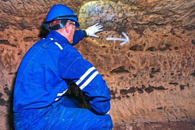 Adam yeraltı Tüneli'nde çalışıyor. Çalışan güvenliği uygun şehir altında Ortaçağ tünelde çalışıyor. Zengin insanlar için duvar sırasında tünel.