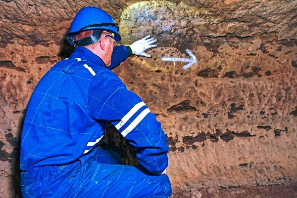 Hombre Túnel Subterráneo Trabaja Empleado Traje Seguridad Trabaja Túnel Medieval — Foto de Stock