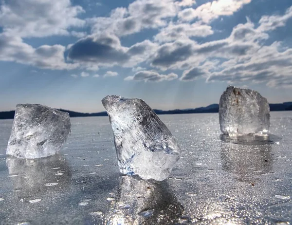 Şeffaf buz parçası göl üzerinde. Göle kristal berraklığında parça sıkılmış, güneş ışınları reflectio oluşturmak.