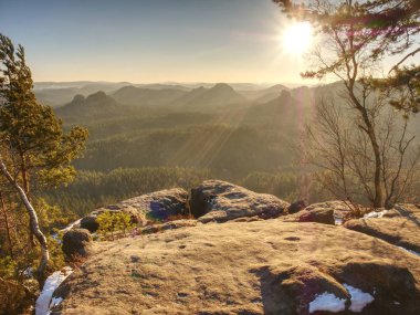 Bahar iz karlı rocky Dağları tadını çıkarın. Puslu Dağ Geçidi görünümü yalak ağaçlara.