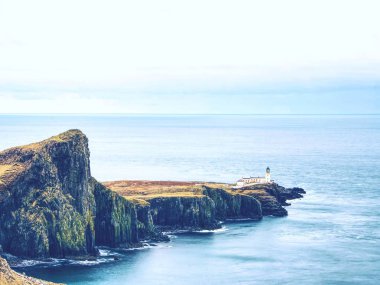 Neist noktası Yarımadası ile deniz feneri Isle of Skye, İskoçya çok fotoğrafı çekilen bir yer ve turistik cazibe olduğunu. Tüm yolcuları görmek gerekir
