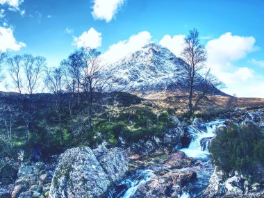 Mistik bir atmosfer awithin trek t Glencoe bulutlar içinde kış nehir Etive. Soğuk rüzgarsız kış sabahı