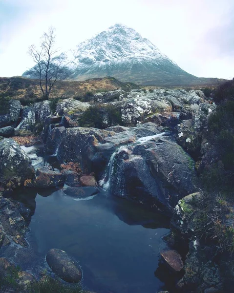 Buachaille Etive Mor nehir Glencoe İskoç dağlık yakınındaki Coupall yanında. Güneşli kış günü.