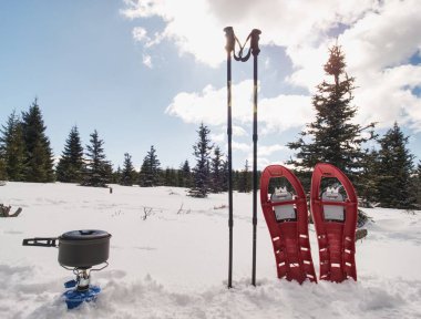 Yumuşak karda dağlarda yürüyüş için kar ayakkabıları. Kış spor etkinlik kavramı.