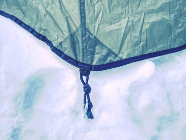 Kamp çadır, aşırı dağ iz içinde karlı zemin bağlantılı çadırda detayını ipe.