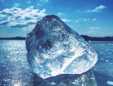 Yansıması ile donmuş gölün yüzeyinde yüzen buz kütlesi buz. Buz ve buz yansıma derin çatlaklar