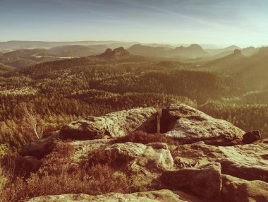 Muhteşem havadan görünümü puslu vadiler ve tepelik siluetleri. Puslu güzel peri Vadisi kirlenmiş. 