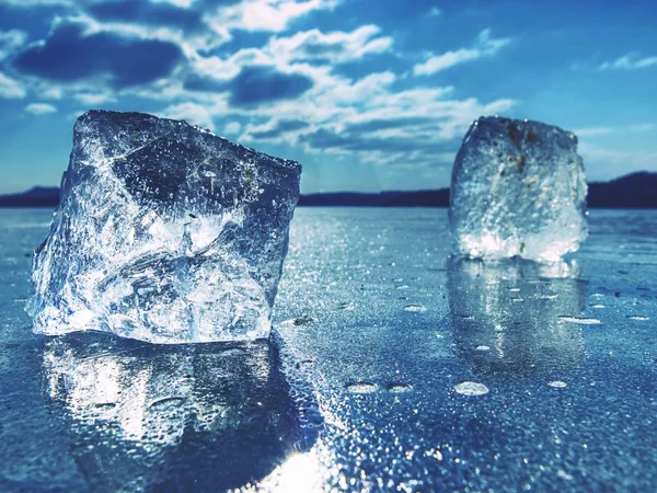 Faixa Gelo Superfície Congelada Com Muitos Reflexão Céu Azul Fundo — Fotografia de Stock