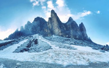 Tre Cime di Lavaredo büyük, Drei Zinnen olarak da bilinir. Dolomites sisli hava, İtalya Avrupa adlı güzel bir ortamda 
