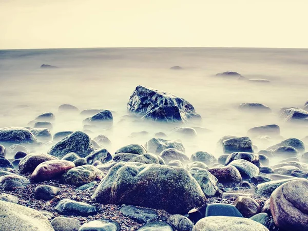 誰もが愛する海のロマンチックな雰囲気 静かな海面で石を持つ静かな朝海レベル 最初の太陽光線とピンクの地平線 ヴィンテージのフィルター化効果 — ストック写真