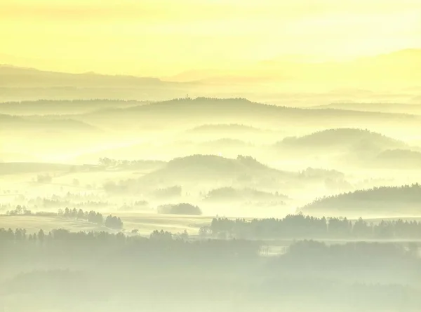 Zachte Contouren Van Heuvels Dichte Mist Echte Landschap Verborgen Onduidelijk — Stockfoto