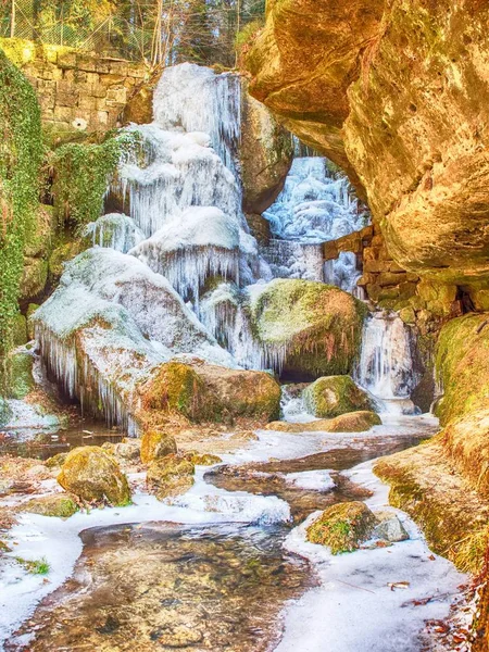 Lange Belichtung Des Vereisten Wasserfalls Zugefrorener Bach Zwischen Bemoosten Sandsteinfelsen — Stockfoto