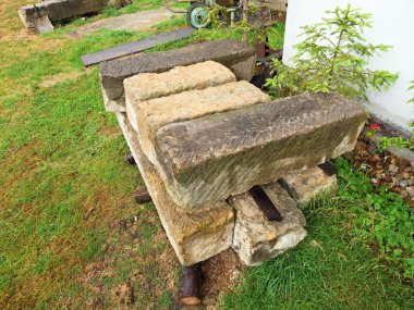 Yığın otantik yumuşak kumtaşı blokları eski evi yeniden inşa etmek için hazır olun. İnşaat alanında doğal kumtaşı tuğla yığını