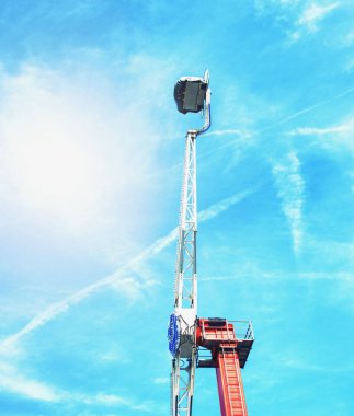 Gökyüzü üzerinde büyük hızıyla. Fuar binmek mavi yaz gökyüzü karşı