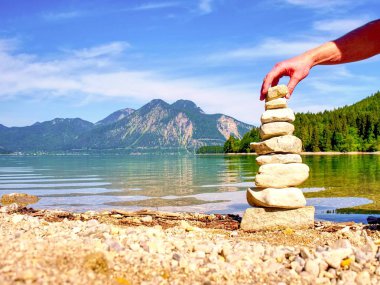 Mavi su dağ Gölü'nün kıyısında taş pyramide Kuyu yapımı. Su seviyesi ayna Blue mountains
