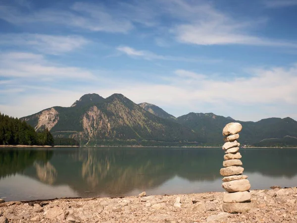 Zrównoważone Pyramide Kamień Brzegu Niebieskie Wody Jeziora Górskie Blue Mountains — Zdjęcie stockowe