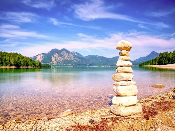 Pirâmide Pedra Equilibrada Costa Água Azul Lago Montês Montanhas Azuis — Fotografia de Stock