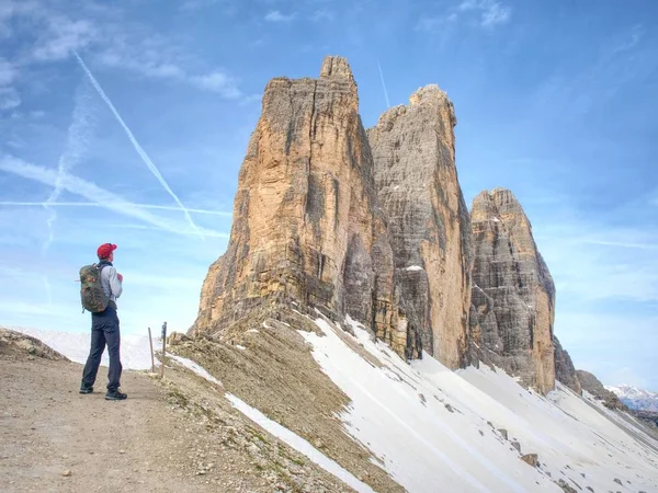 Backpacker gezi aound Tre Cime di Lavaredo güneşli Nisan sabah üzerinde. Tur popüler çevresinde büyük, dolomit Alpler, İtalya görüntülemek