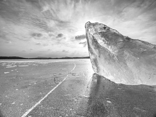 Paesaggio Artico Freddo Lago Ghiacciato Tramonto Con Crepe Motivi Sul — Foto Stock