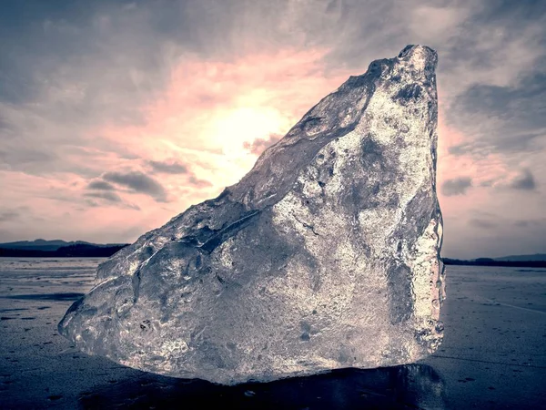 Paisaje Frío Ártico Lago Helado Atardecer Con Grietas Patrones Hielo —  Fotos de Stock