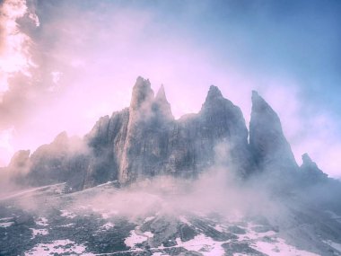 Tre Cime di Lavaredo nazik sisin içinde gizli kayalar. Erken yaz gezisi Dolomites İtalya içinde.