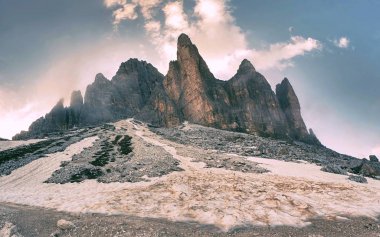 Tre Cime di Lavaredo nazik sisin içinde gizli kayalar. Erken yaz gezisi Dolomites İtalya içinde.