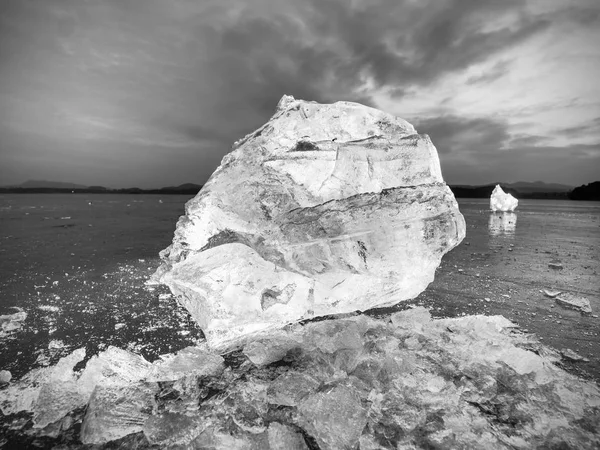 Pezzo Ghiaccio Tritato Sfondo Naturale Scuro Struttura Autentica Ghiaccio Bianco — Foto Stock