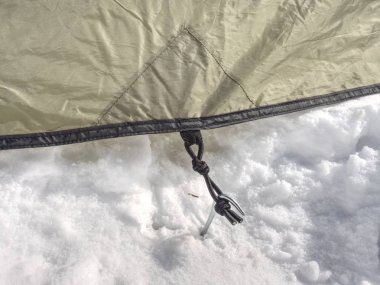 Çadır naylon kayış detayını kar bağlantılı. Vahşi doğa parkında erken ilkbaharda kamp. Macera seyahat aktif yaşam tarzı Özgürlük açık havada.