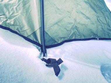 Çadır naylon kayış detayını kar bağlantılı. Vahşi doğa parkında erken ilkbaharda kamp. Macera seyahat aktif yaşam tarzı Özgürlük açık havada.