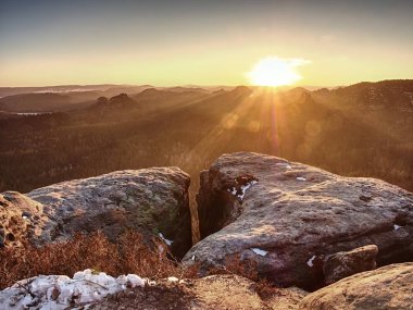 İlk toz kar örtüsü Vadisi Parkı yukarıda kumtaşı buzlu. Ağır Sis Vadisi feryat view point. Soğuk sonbahar sisli hava Körüğü.