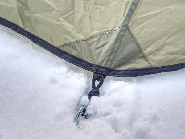 Ayrıntılı bir kar üzerinde çadır Anchorage. Bir kar fırtınası içinde gece geldi ve peyzaj taze kar kar ile kapak.