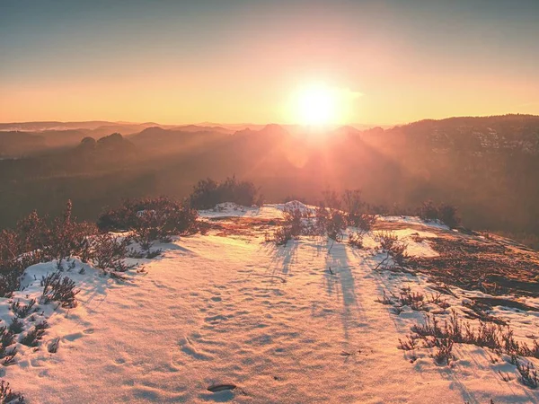 Eerste Poeder Sneeuwbedekking Zandstenen Rotsen Boven Valley Park Zware Mist — Stockfoto