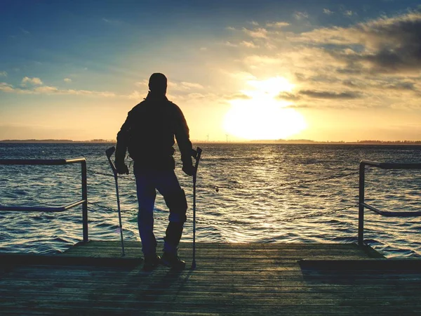 장애인된 등산객 남자는 목표의 부착을 합니다 도보를 따뜻한 지평선에서 스카이 — 스톡 사진