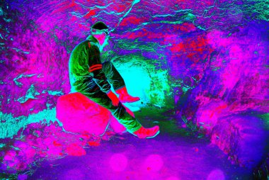 Workerman kask ve koruyucu elbise glowes ve güçlü kafa lambası kullanarak. Dostum bir şey terk edilmiş bir madende