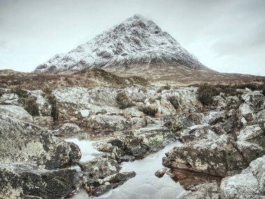 Buachaille Etive Mor nehir Glencoe İskoç dağlık yakınındaki Coupall yanında. Güneşli kış günü... Hipster filtre. 