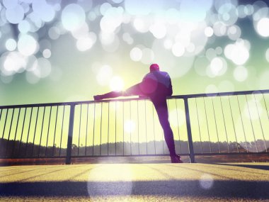 Sporcu parkta uzanan yapıyor. Siluet güneş, spor kavram karşı. Hipster filtre. 