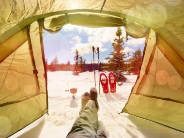 Kış manzara çadırda. Trekking çadır, Polonyalılar, kar üzerinde kırmızı kar ayakkabıları. Hipster filtre. 