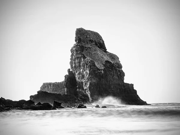 Skarpa Silhuetter Och Rundade Stenblock Sticker Från Släta Havet Blå — Stockfoto