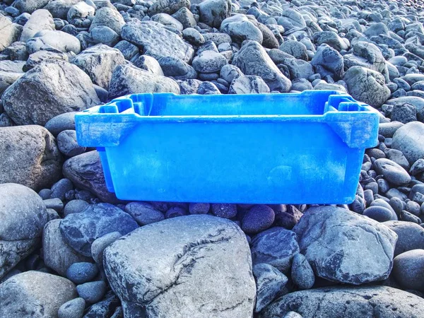 Plastik Lastik Çöp Bir Taşlı Kıyıya Fotoğraf Gösteren Kirliliği Sorunu — Stok fotoğraf