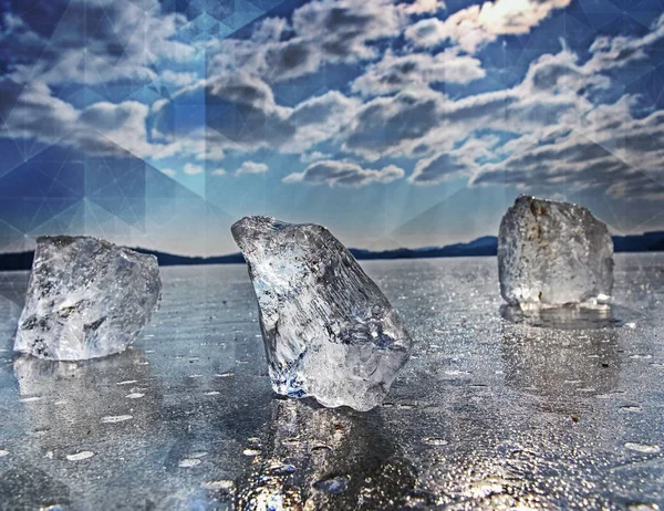 유령에서 명확한 얼음입니다 Crystally Ancd 거품의 조각을 Hipster — 스톡 사진