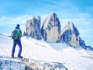 Backpacker gezi aound Tre Cime di Lavaredo güneşli Nisan sabah üzerinde. Tur popüler çevresinde büyük, dolomit Alpler, İtalya görüntülemek