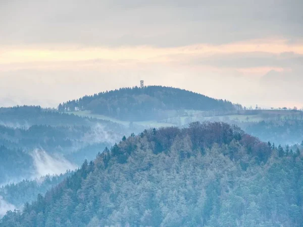 霧の中で丘の上のシルエットは 朝の霧の谷の沈黙を感じる 霧谷下に望む山々 の幻想的な夢のような日の出 — ストック写真