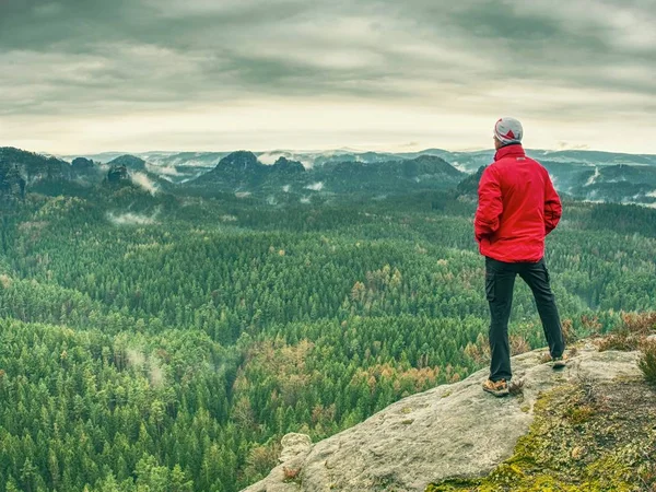 Man Tourist Cliff Hiker Red Jacket Climbed Peak Enjoy View — Stock Photo, Image