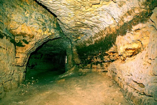 Vista Una Catacumba Medieval Vacía Túnel Excavado Roca Arenisca Naranja — Foto de Stock