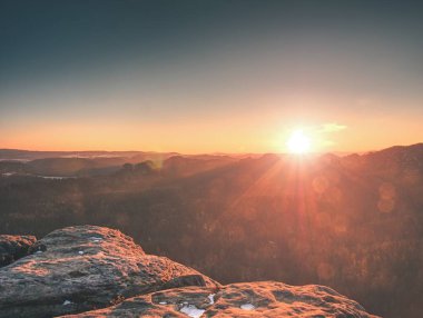 Kum taşı oluşumu sisli vadinin içine üzerinden sabah görünüm. Kayalık dağ üstüne harika rüya gibi gündoğumu