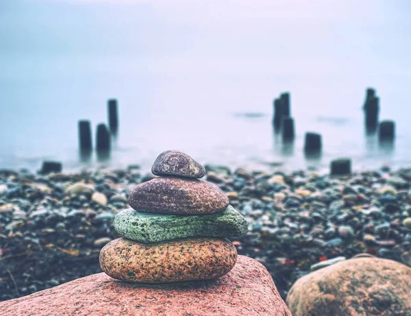 石金字塔象征禅宗和谐平衡卵石 和平的海洋背景 彩色扁石冥想 — 图库照片